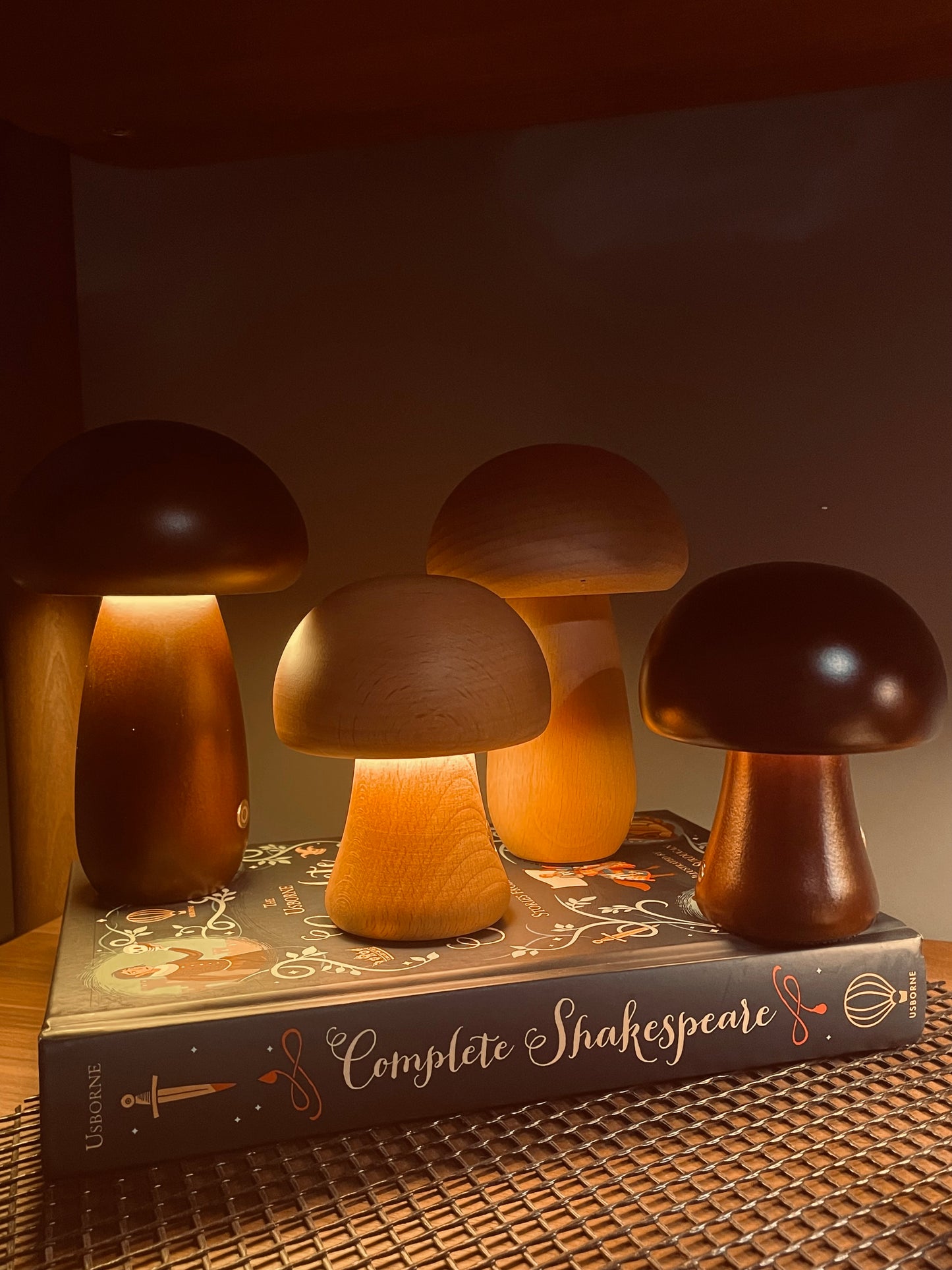 WOODEN MUSHROOM LAMPS